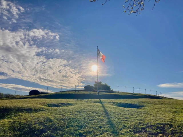 🌅 Le soleil commence à se coucher sur le Bloc 3 du petit ouvrage de Laudrefang. Sa lumière rasante met en relief les stigmates des bombardements du mois de juin 1940.